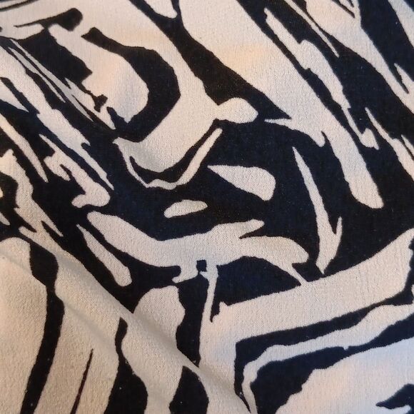 BCBG Black and Cream Abstract Design Dress. Soft Girl. Cateer. - Picture 16 of 16